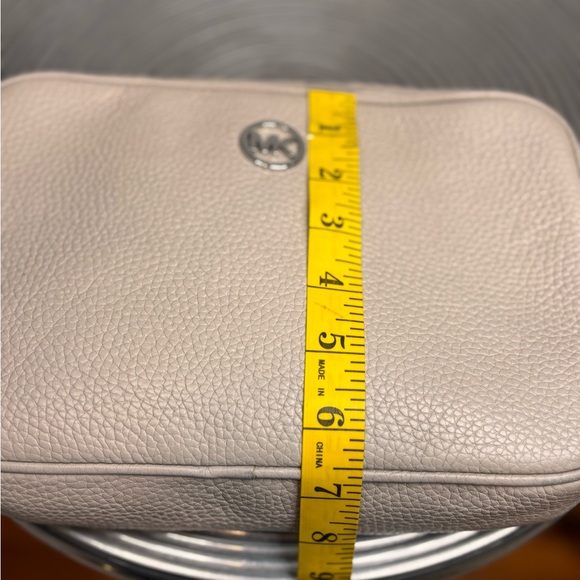 🤍👜Michael Kors Cream Pebbled Leather Crossbody - Picture 5 of 14